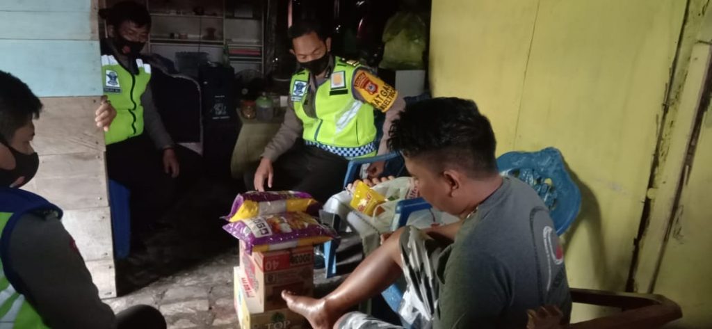 Peduli, Kasat Lantas Polres Bantaeng Bantu Bahan Pokok ke Korban Laka