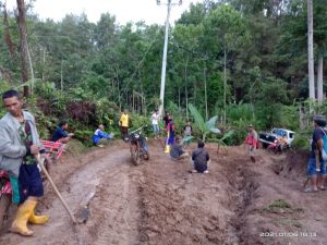 Perbaikan Jalan Belum Terealisasi, Warga Paranglompoa Protes Dengan Tanami Pohon Pisang