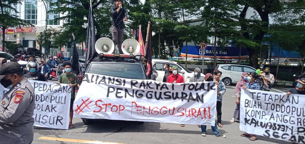 Stop Penggusuran PKL Toddopuli, Puluhan Massa “Seruduk” Kantor DPRD Kota Makassar 