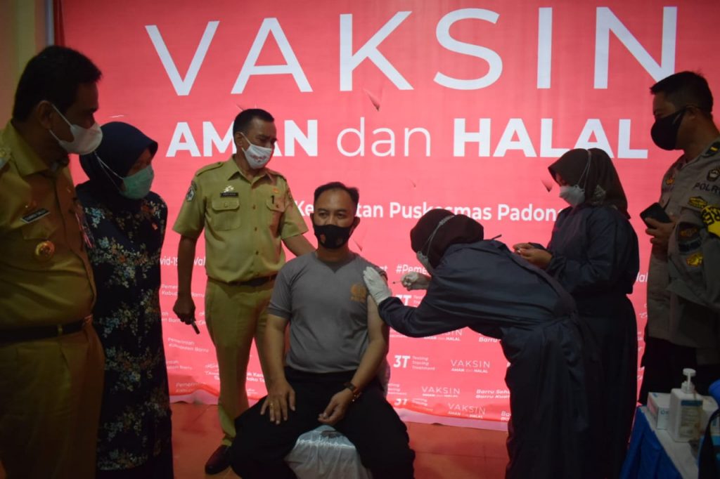 Disuntik Vaksin Covid-19, Kapolres Barru Jadi Orang Pertama