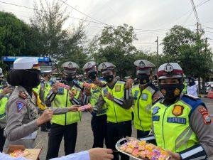 Gerakan 12 Lalulintas, AKP Dharmawaty Bagikan Coklat Kepada Personil