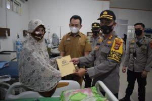 Kapolres Barru, Bantu Biaya Pengobatan Putra