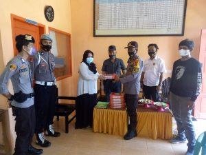 Peduli Pendidikan Agama, Kapolsek Tanete Rilau Bagikan Al-Qur’an