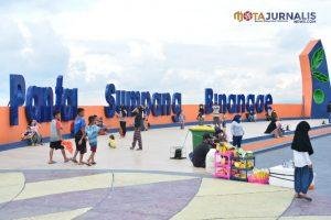 Potret Aktivitas Warga Saat Sore Hari di Pantai Sumpang Binangae Barru