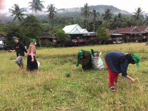 Mahasiswa KKN UINAM Bekerja Sama Dengan IKRO Adakan Kerja Bakti di Dusun Rogo