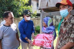 Didampingi Kadis Sosial, Aska Mappe Salurkan Bantuan Di Desa Madello