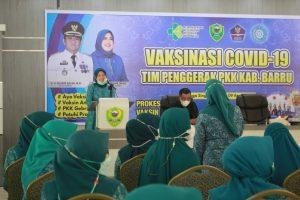 Pasca Dilantik, Pengurus TP PKK Barru Terima Vaksinasi C-19 Berjamaah