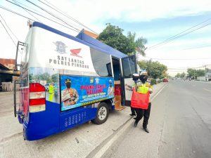 Sat Lantas Polres Pinrang, Buat Posko Ta’jil Mobile Keliling Dengan Menggunakan Bus