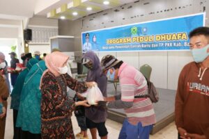 Program Peduli Dhuafa, Tim Penggerak PKK Barru Salurkan Bantuan Paket Sembako