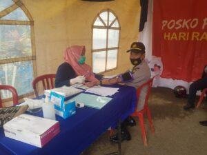 Jaga Kesehatan Personil, Petugas Pos Gowa-Sinjai Cek Tensi Darah