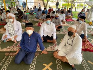 Bagaikan di Arafah, Komposer Musik Dwiki Dharmawan Salat Jumat di Tempat Sederhana Ini 