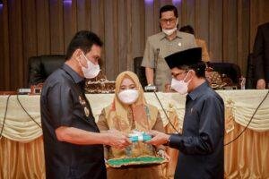 Sidang Paripurna DPRD, Bupati Barru Serahkan Dua Ranperda