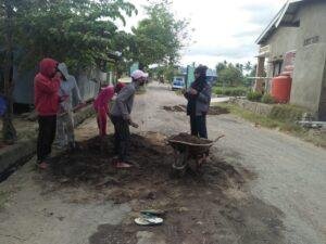 Warga Pantai Bahari Gotong Royong Perbaiki Jalan Berlubang