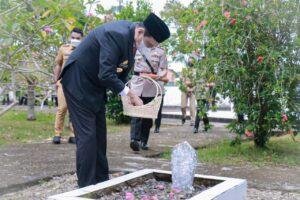 Sambut HUT Bhayangkara ke–75, Bupati Barru Tabur Bunga Di TMP Barru