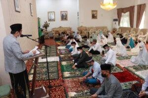 Jadi Imam Sekaligus Khatib, Suardi Saleh Pimpin Shalat Ied Keluarganya