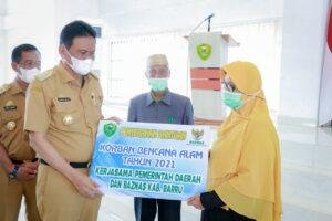 Peduli Korban Bencana, Bupati Suardi Saleh Serahkan Bantuan