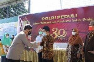Kapolda Sulsel Hadiri Pelaksanaan Vaksinasi Covid-19 Di Pesantren Ummul Mukminin Aisyah