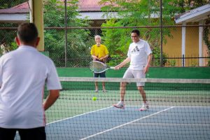 Tingkatkan Imun Tubuh, Bupati Suardi Saleh Luangkan Waktu Main Tennis Bareng Kajari Barru