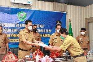 Secara Virtual, Bupati Suardi Saleh Serahkan SK Kenaikan Pangkat PNS Barru