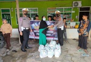 Jumat Berkah, Kasat Lantas Barru Bagikan 15 Paket Sembako Bagi Kaum Dhuafa