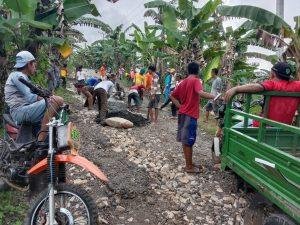 FOTO: Warga Bacu-bacu Bujung Awo Perbaiki Jalan Rusak
