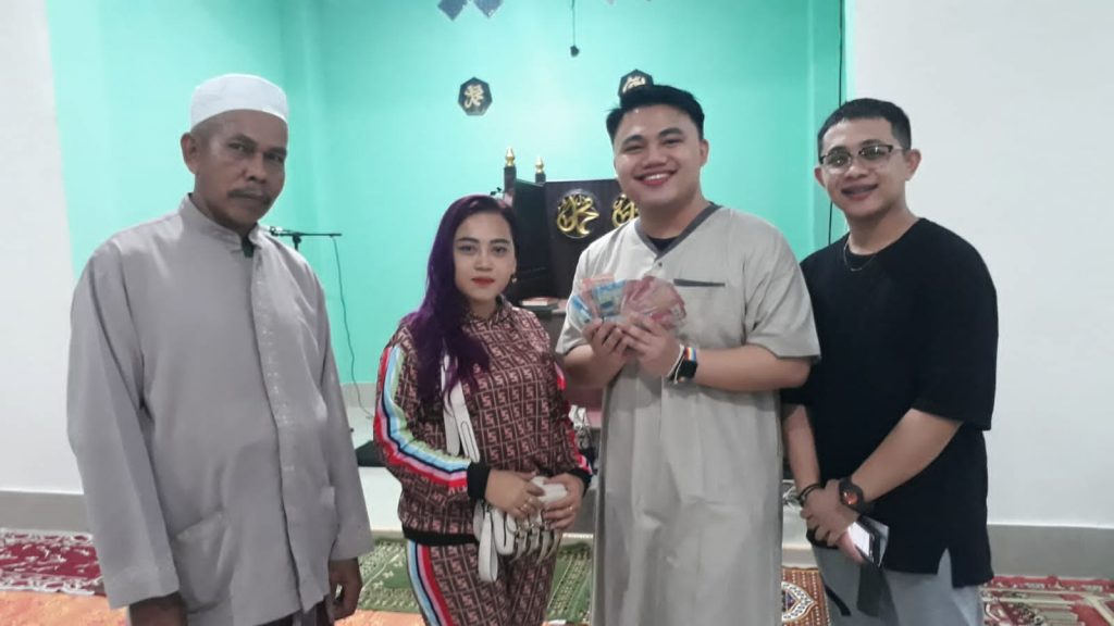 Dimas Adipati Bersama Anita Salurkan Donasi di Masjid Terapung Raja-raja Tallo