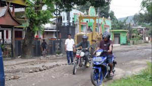 Pemkab Barru dan PU “Tambal” Jalan Pekkae Soppeng, Warga Ucap Syukur