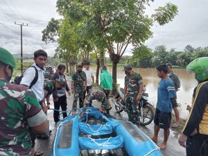 Sigap, Danramil 1405-07/Tanete Rilau Bantu Warga yang Terendam Banjir di Desa Lalabata