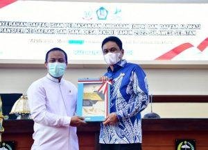 Serahkan DIPA 2022, Plt. Gubernur Sulsel Apresiasi Barru Tercepat Rampung Dana Desanya