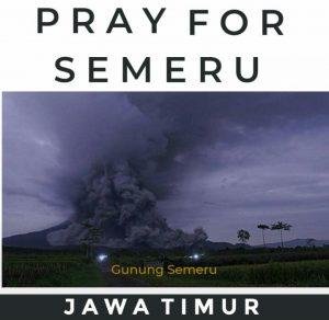 Gunung Semeru Meletus Warga Panik Menyelamatkan Diri