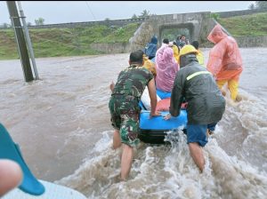 Dandim 1405/Parepare Tugaskan Seluruh TNI Gerak Cepat Atasi Banjir