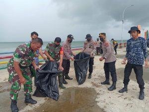 Pasca Hantaman Banjir Rob, TNI Polri Kerja Bakti di Anjungan Sumpang Binangae