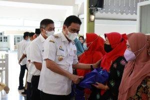 Penyerahan Cinderamata Kepada ASN, Ini Harapan Bupati Barru!