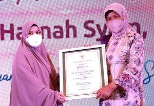 Perempuan Inspirator, Hasnah Syam Terima Penghargaan Dari Pemprov Sulsel