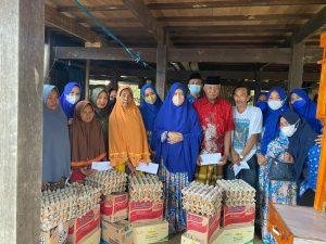 Ditengah Berbagi Empati, Bu Dokter Hasnah Syam Salurkan Amanah Jumat Berkah PKK Barru