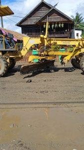 Jalur Berlubang Poros Pekkae-Soppeng Mulai Diratakan