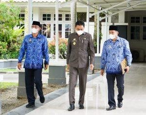 Bupati Barru Menyerahkan Insentif PBB dan Sosialisasi PBB-P2