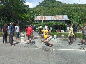 Kompak, Warga Gotong Royong Tambal Jalur Berlubang Poros Barru-Parepare