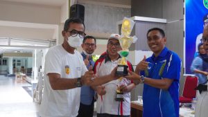 Final Pertandingan Olahraga HUT Barru Ke-62, Ketua KONI Raih Piala Tennis Meja