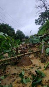 Longsor Menutup Akses Warga Salopuru