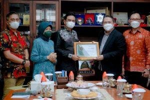 Kabupaten Barru Mendapat Penghargaan BPJS Untuk Pencapaian Universal Health Coverage (UHC)