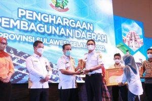 Pengakuan Provinsi atas Kualitas Perencanaan Pembangunan Barru, Diganjar Piala Penghargaan