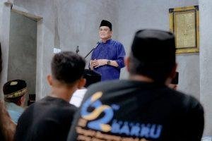 Malam Kedua Ramadhan, Bupati Barru Melakukan Shalat Tarwih di Masjid Padangloang