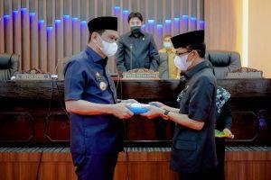 Bupati Barru Menyerahkan LKPJ Bupati Kepada Ketua DPRD Barru