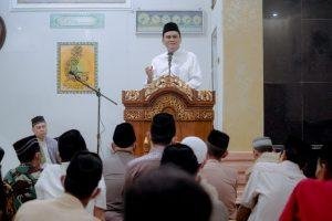 Bupati Barru Melaksanakan Shalat Tarwih di Masjid Nurul Iman Mattoanging