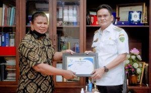 Bangga, Zulfikri Malik Raih Penghargaan Desain Logo Dari Bupati Barru