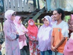 Hasnah Syam Menyerahkan Bantuan Kepada Korban Kebakaran di Tanete Riaja