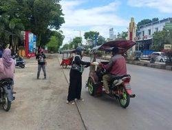 Sasar Tukang Becak dan Sopir Angkot, KPJ Pangkep Bagi 60 Nasi Kotak