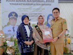 Suardi Saleh Serahkan Kartu Identitas Anak di Hari Anak Nasional Tingkat Kabupaten Barru