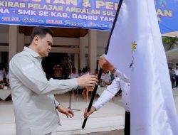 Bupati Barru Melakukan Penyerahan Bendera Ikrar Pelajar Andalan Kabupaten Barru